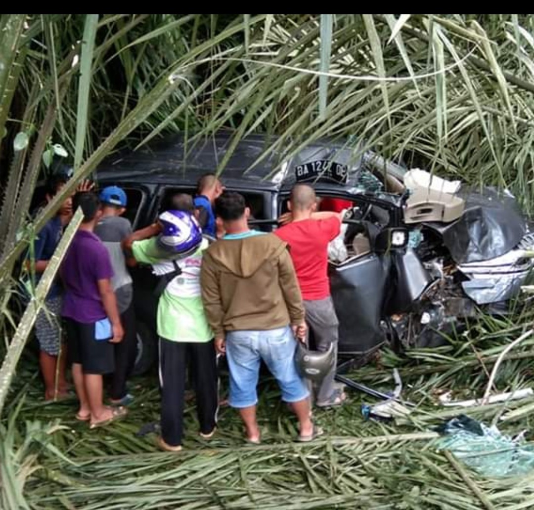 Akibat terjun bebas karena jalan bergelombang dan rusak, Avanza BA 1242 QE, ringsek